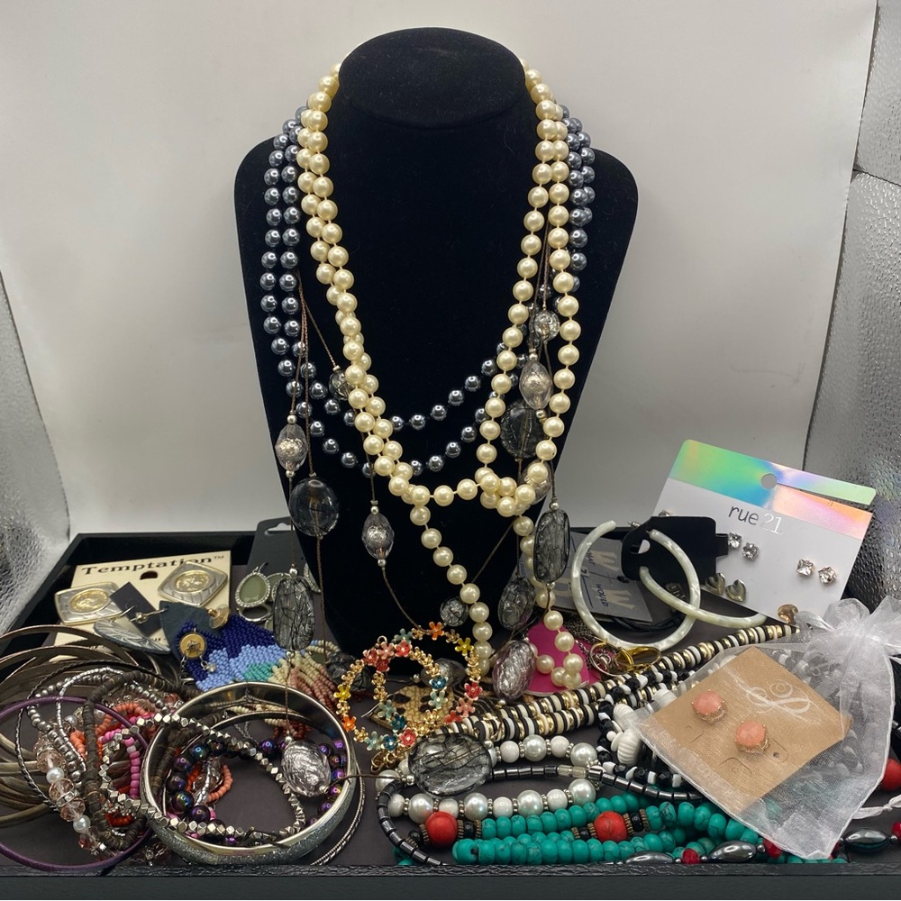 25+ piece mixed Jewlery lot